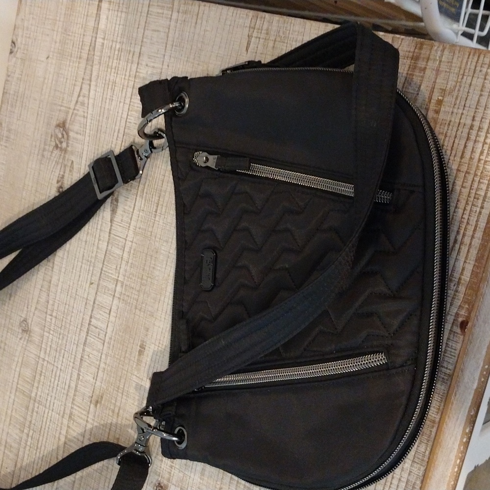 NWOT Lug Swivel Crossbody/Shoulder bag Black
